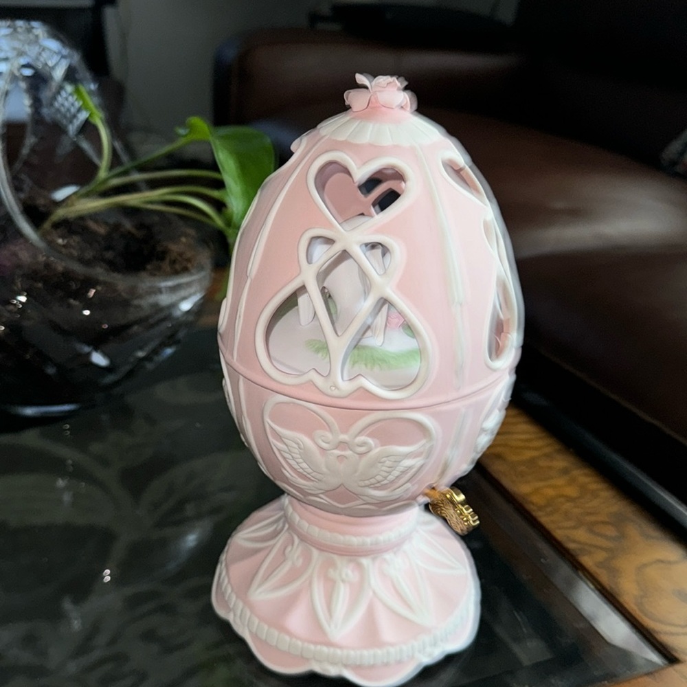 Avon dove collectible pink rose egg